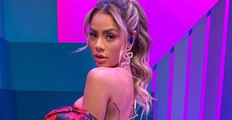 Lexa dispensa sutiã e exibe seios turbinados em decote poderoso: ”Espetáculo!”