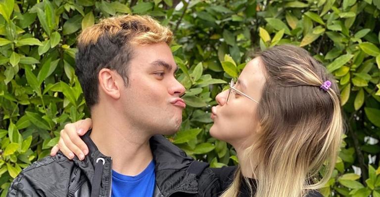 Luccas Neto posa com a namorada grávida e fala sobre o filho, Luke: ”Super bem”