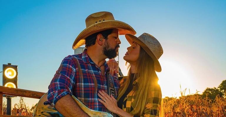 Sorocaba surge em clima de romance com a esposa, Biah Rodrigues, durante ensaio para live