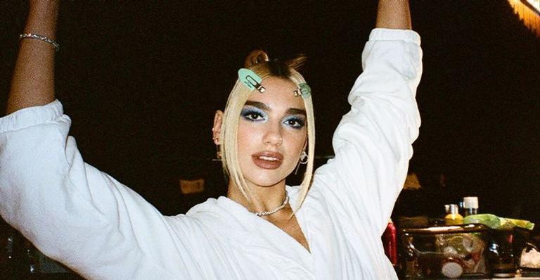 Dua Lipa celebra 25 anos de idade e aposta em look amarelo lindíssimo