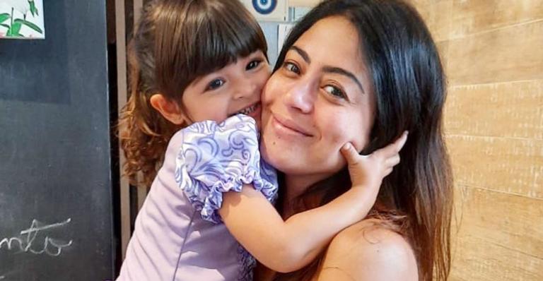 Em quarentena, Carol Castro surge agarradinha com a filha, Nina: ”Amor em tempos de pandemia”