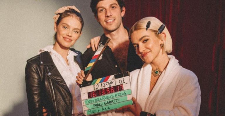 Manu Gavassi compartilha clique ao lado de Chay Suede e Laura Neiva nos bastidores de novo clipe
