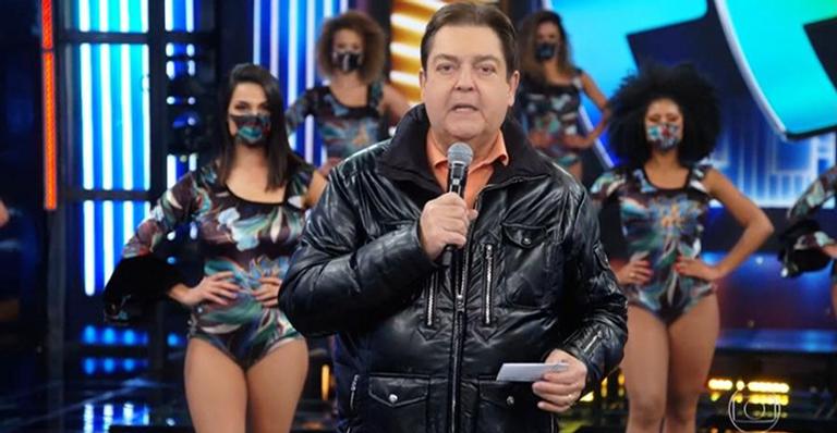 Faustão volta sem plateia e com bailarinas de máscaras