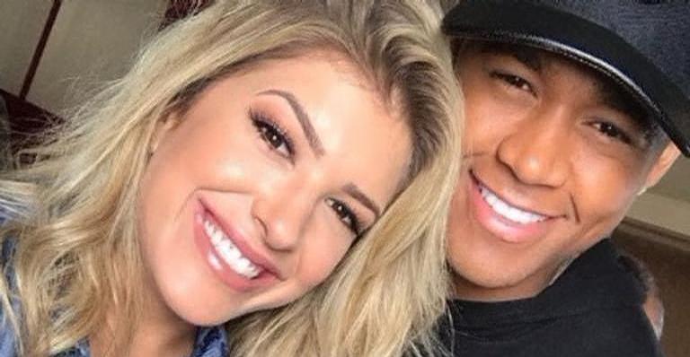 Lorena Improta exibe corpão e puxa biquíni em praia da Bahia