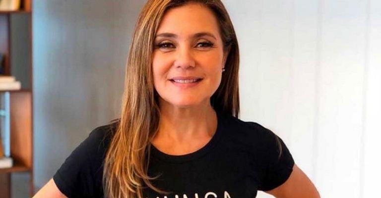Adriana Esteves diverte ao admitir que é fofoqueira: ”Adoro”