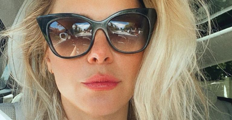 Com fotos ao lado do elenco, Carolina Dieckmann comemora retorno de Mulheres Apaixonadas as telinhas