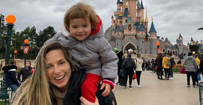 Mariana Weickert mostra a filha depois de colocar máscara em boneca e brinca: ”Novo normal”