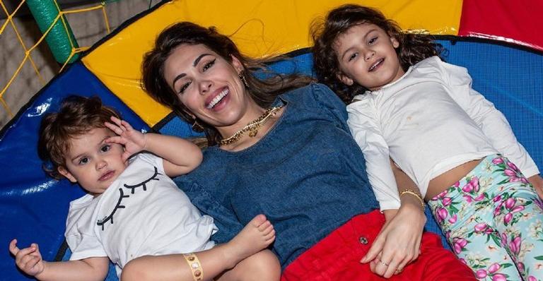 Fofura! Filhas de Bella Falconi aparecem dirigindo carros de brinquedo