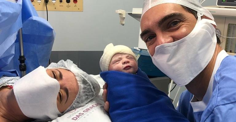Ex-jogador de vôlei Giba comemora nascimento de sua terceira filha: ”Minha medalha de Diamante”
