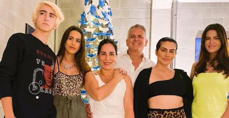 Gloria Pires posa com a família durante a sua festa de aniversário: ”Meus maiores tesouros”