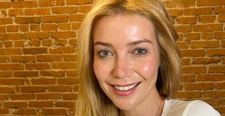 Luiza Possi arranca elogios da web ao posar usando body cor de rosa: ”Belíssima”