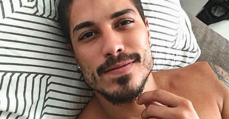 Sem máscara, Douglas Sampaio é flagrado com amigos em bar