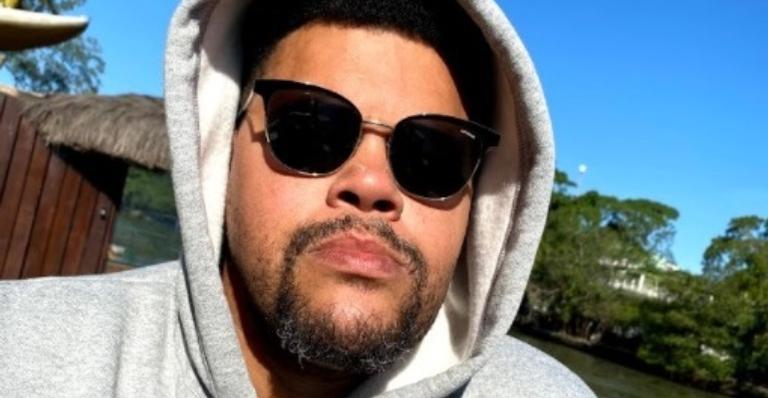 Babu Santana faz brincadeira ao surgir fazendo tarefas de casa: ”Tiram o sono nessa eternentena”