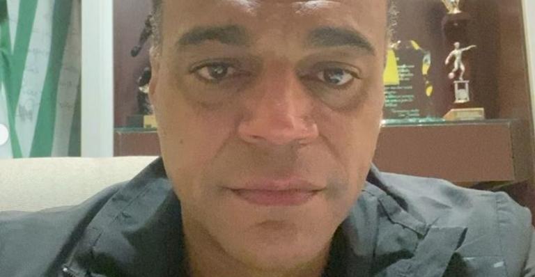 Denilson se emociona com videochamada dos pais no dia do aniversário: ”Dói demais”