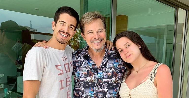 Edson Celulari reflete sobre o crescimento dos filhos: ”É uma experiência cheia de detalhes”