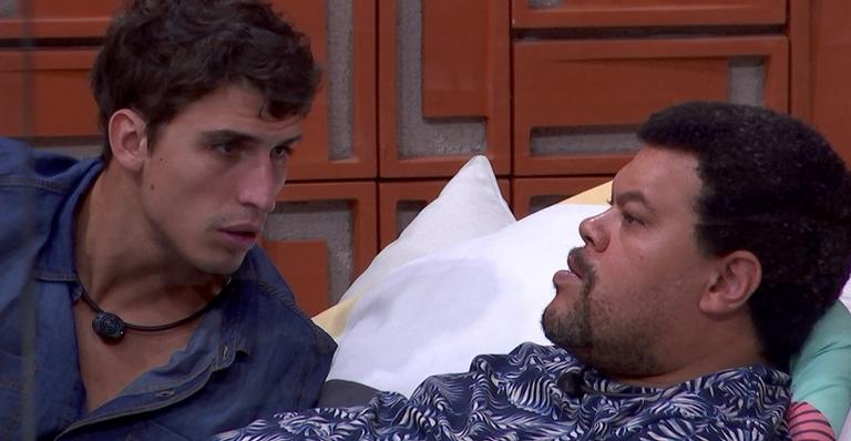 Felipe Prior posa em aeroporto e manda recado para Babu: ”Separa a carne”