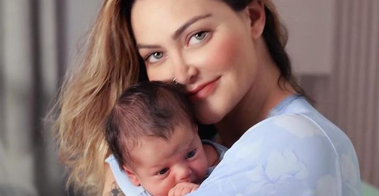 Laura Keller reflete sobre amamentação em clique lindo com o filho: ”Me sinto uma super heroína”