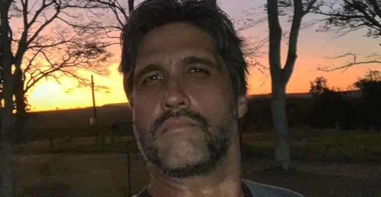 No Dia da Infância, Léo Chaves posta clique raríssimo ao lado dos três filhos