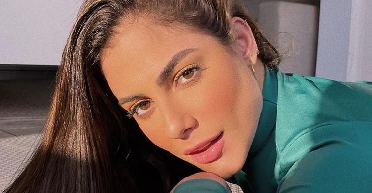 Mari Gonzalez posa com maiô branco cavado em cenário paradisíaco: ”Simplesmente maravilhosa”