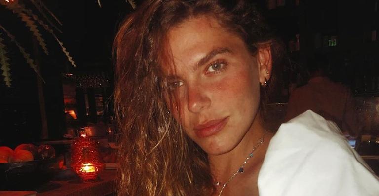 Mariana Goldfarb posta clique de maiô e brinca: ”Pra espantar esse frio”