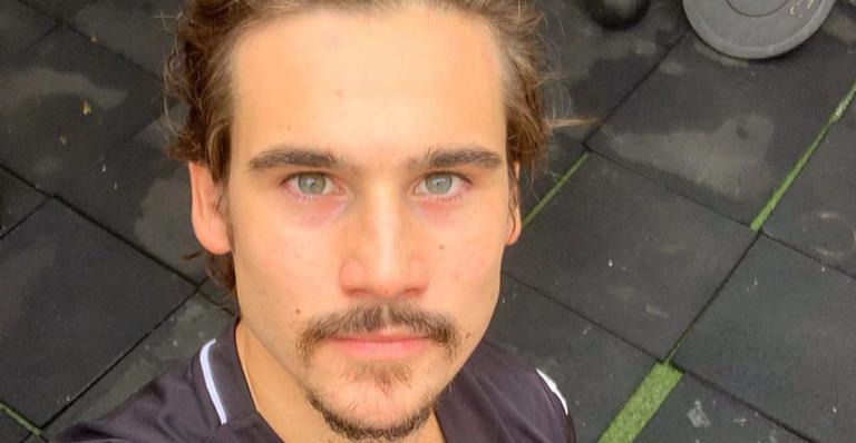 Nicolas Prattes encanta a web com adorável clique da infância