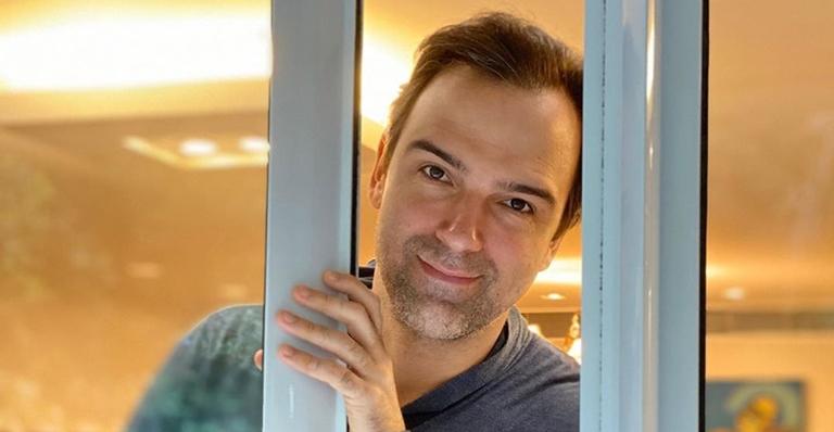 Tadeu Schmidt curte dia no sofá e brinca sobre look escolhido: ”Moletom de 1997”