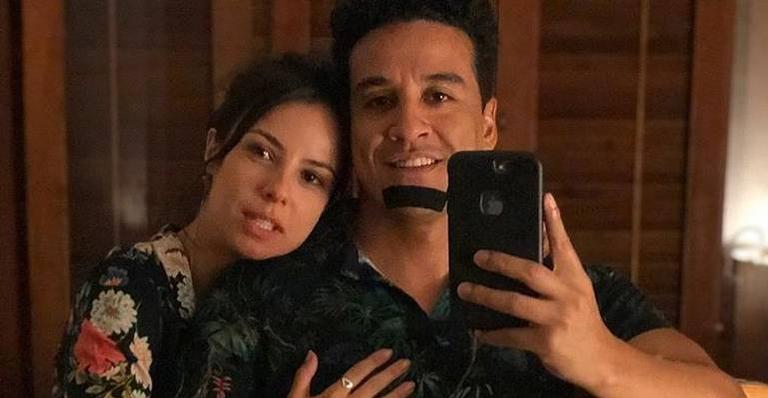 Andréia Horta posa com o marido e faz declaração: ”Meu amor total”