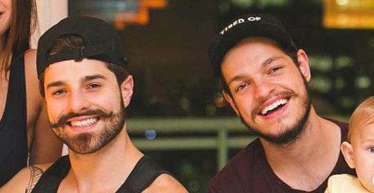 DJ Bhaskar parabeniza o irmão gêmeo, Alok: ”Te amo!”