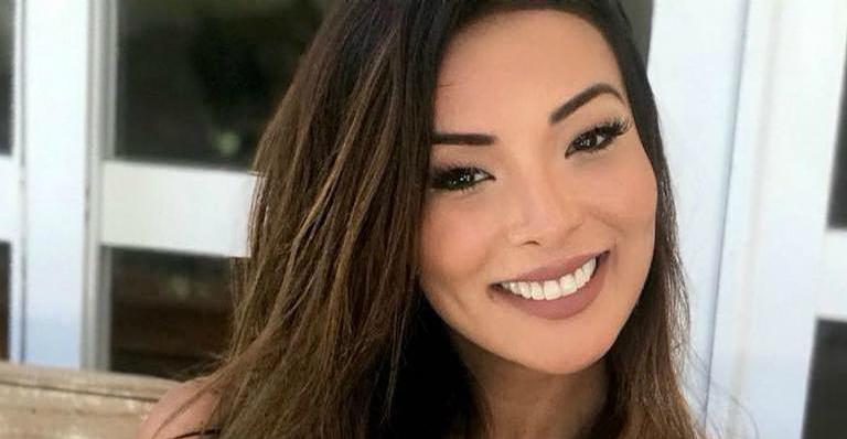 Carol Nakamura posa de maiô e corpo escultural chama atenção