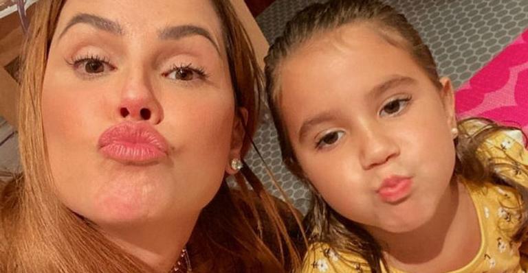 Deborah Secco compartilha clique fofíssimo com a filha, Maria Flor