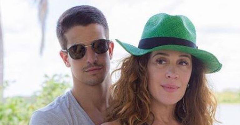 Enzo Celulari, filho de Claudia Raia, surge sem camisa e agita web: ”Gato”