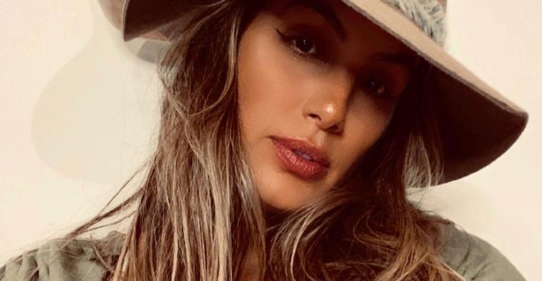 Ex-BBB Carol Peixinho posa com girassol e arranca elogios dos fãs