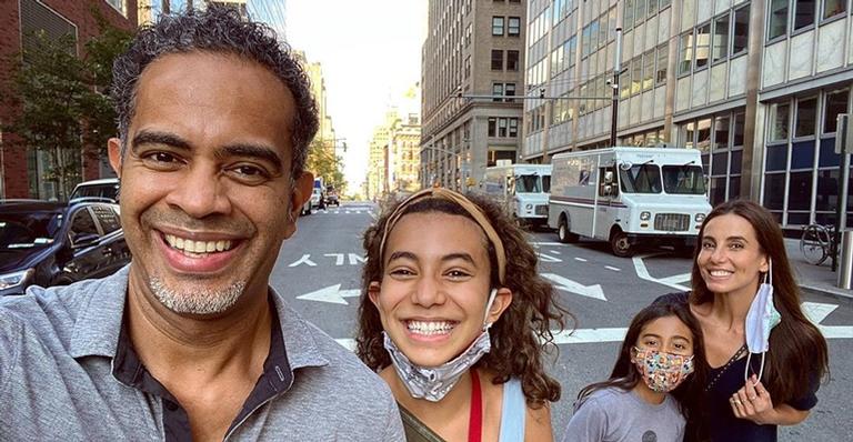Jair Oliveira posa com a família nas ruas de Nova York: ”Tirando as máscaras para a foto”