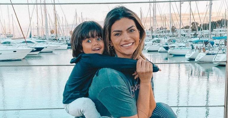 Kelly Key passa tarde brincando com o filho, Artur: ”Causando no parquinho”