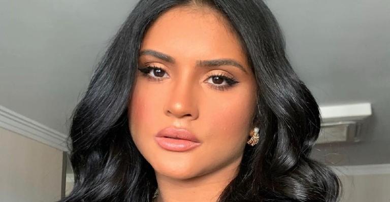 Na praia, Mileide Mihaile tira foto de drinks e brinca: ”Final de semana na quarta-feira”