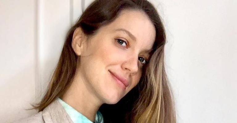 Grávida, Nathalia Dill mostra flexibilidade em yoga e exibe silhueta: ”Barriguinha chegando”