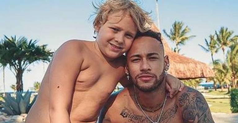Curtindo férias em Ibiza, Neymar Jr. surge brincando com o filho, Davi Lucca