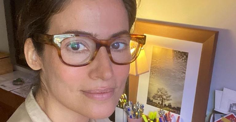 Renata Vasconcellos posa com a máscara amassada e brinca: ”Quem tem tempo de passar?”