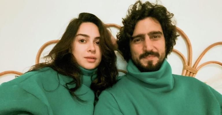 Thaila Ayala encanta a web ao flagrar o marido interagindo com o gatinho de estimação