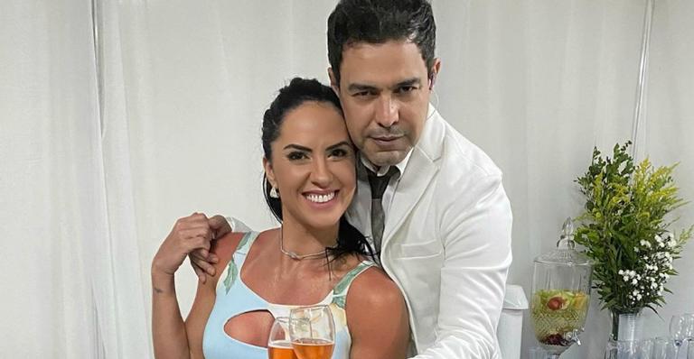 Zezé Di Camargo se derrete pela amada ao posar em momento de descanso
