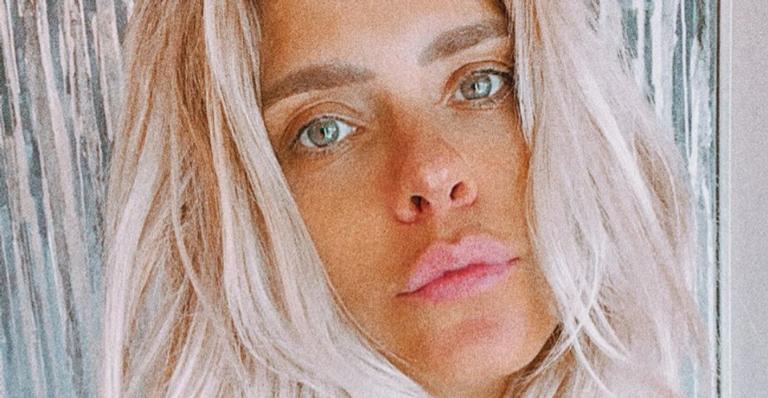 Carolina Dieckmann se declara ao relembrar foto da infância com seus pais: ”Do fundo do coração”
