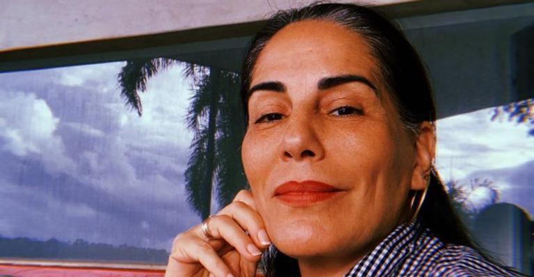 Gloria Pires relembra clique usando o mesmo look de amiga: ”De quando podíamos dar uma voltinha”