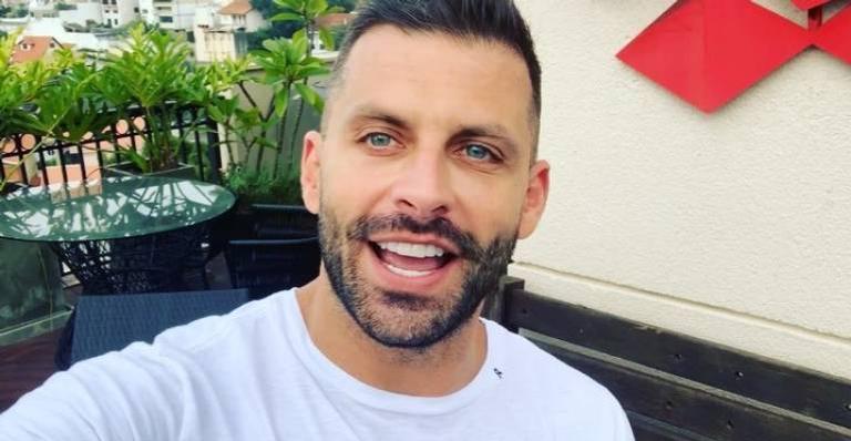 Henri Castelli comove com homenagem para irmã: ”Um presente que Deus colocou no meu caminho”