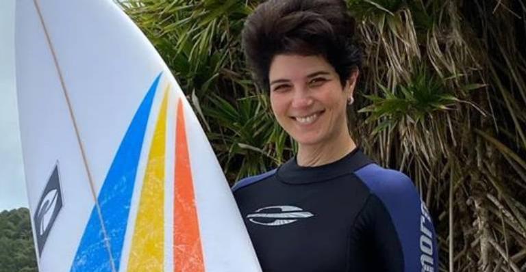 Mariana Godoy se diverte ao tentar surfar: ”Faltou acreditar que dava”