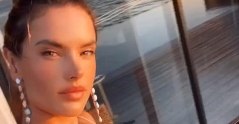 Nas Maldivas, Alessandra Ambrosio se hospeda em hotel luxuoso com diárias de R$ 140 mil