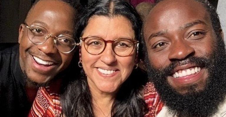 Regina Casé posa com Mumuzinho e Douglas Silva e recebe declaração dos artistas