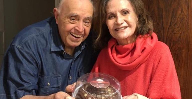 Rosamaria Murtinho e Mauro Mendonça mostram bolo que ganharam de fãs e encantam: ”Gentileza!”