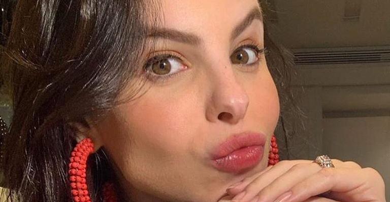 Grávida, Sthefany Brito aproveita dia de sol e exibe barrigão de 6 meses de biquíni