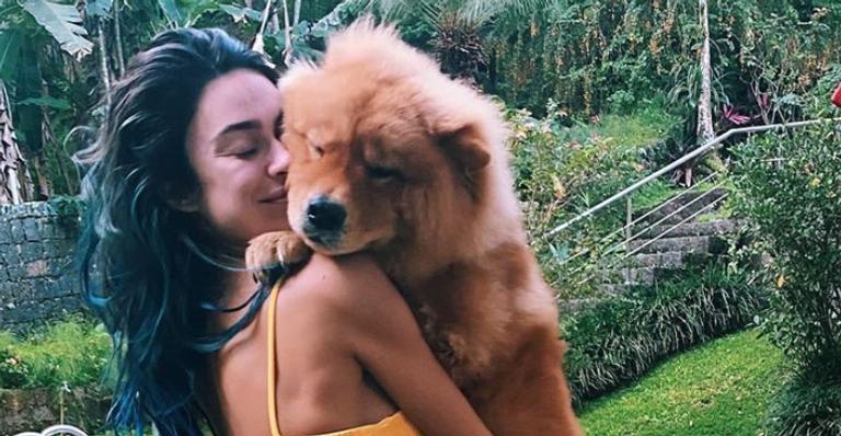 Thaila Ayala explode o fofurômetro ao posar agarradinha ao cachorro de estimação