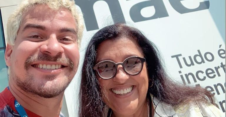 Thiago Martins comemora retomada das filmagens de ‘Amor de Mãe’
